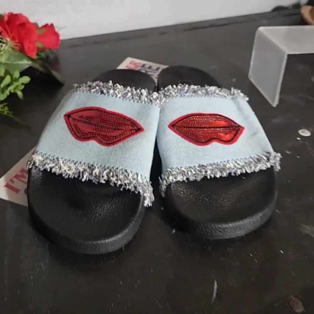 Yoki Blue Denim Frayed Slide Sandal Chic Whimsical Red Sequin Lip Design NWT S-9 - Picture 2 of 16